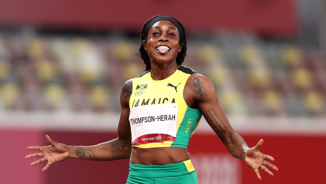 TOKIO, JAPÓN - 3 DE AGOSTO: Elaine Thompson-Herah del equipo Jamaica celebra después de ganar la medalla de oro en la final femenina de 200 metros el día once de los Juegos Olímpicos de Tokio 2020 en el Estadio Olímpico el 3 de agosto de 2021 en Tokio, Japón.  (Foto de David Ramos / Getty Images)