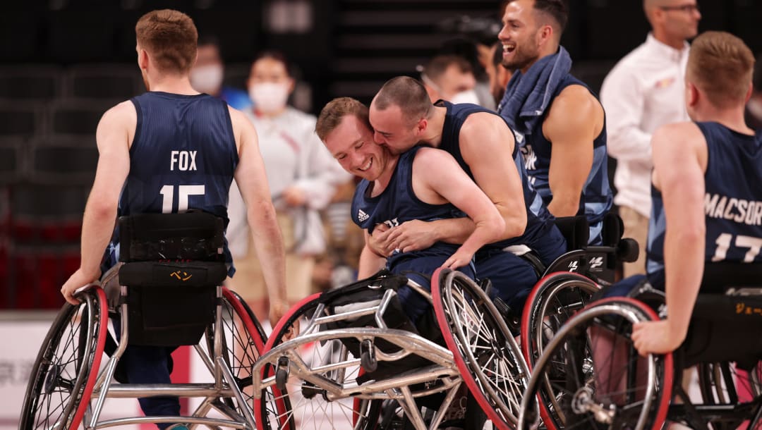 TOKIO, JAPÓN - 05 DE SEPTIEMBRE: Gregg Warburton # 12 del equipo de Gran Bretaña reacciona con sus compañeros de equipo después de derrotar al equipo de España durante el juego por la medalla de bronce de baloncesto en silla de ruedas masculino el día 12 de los Juegos Paralímpicos de Tokio 2020 en Ariake Arena el 05 de septiembre de 2021 en Tokio. Japón.  (Foto de Adam Pretty / Getty Images)