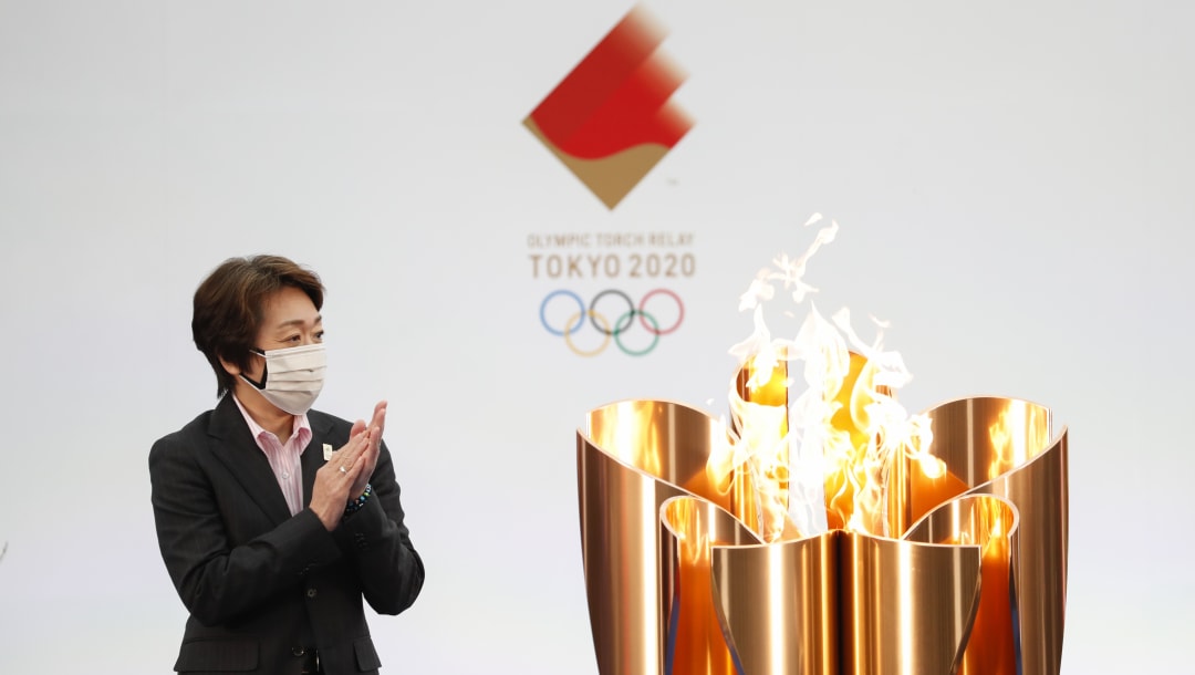 La presidenta de Tokio 2020, Seiko Hashimoto, aplaude al lado del pebetero durante la ceremonia del Gran Comienzo del Relevo de la Antorcha Olímpica. (Imagen por Kim Kyung-Hoon - Pool/Getty Images)