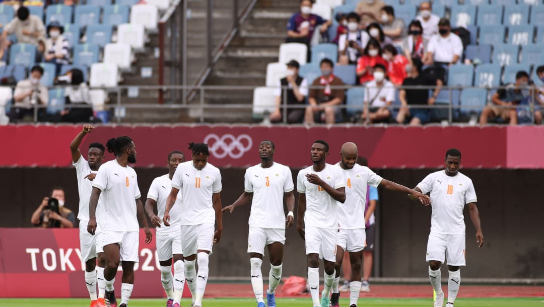 RIFU, MIYAGI, JAPÓN - 31 DE JULIO: Eric Bailly # 3 del equipo de Costa de Marfil celebra con sus compañeros de equipo después de anotar el primer gol de su equipo durante el partido de cuartos de final masculino entre España y Costa de Marfil en el día ocho de los Juegos Olímpicos de Tokio 2020 en Miyagi Estadio el 31 de julio de 2021 en Rifu, Miyagi, Japón.  (Foto de Koki Nagahama / Getty Images)