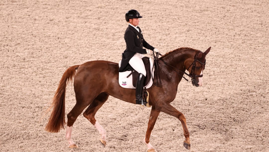 TOKIO, JAPÓN - 25 DE JULIO: Isabell Werth del equipo de Alemania montando a Bella Rose 2 compite en el Clasificatorio del Gran Premio Individual de Doma Clásica en el segundo día de los Juegos Olímpicos de Tokio 2020 en el Parque Ecuestre el 25 de julio de 2021 en Tokio, Japón.  (Foto de Julian Finney / Getty Images)