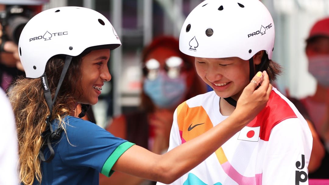 TOKIO, JAPÓN - 26 DE JULIO: Rayssa Leal del equipo de Brasil pone su mano en la cara de Momiji Nishiya del equipo de Japón durante la final de la calle femenina en el tercer día de los Juegos Olímpicos de Tokio 2020 en Ariake Urban Sports Park el 26 de julio de 2021 en Tokio, Japón.  (Foto de Patrick Smith / Getty Images)