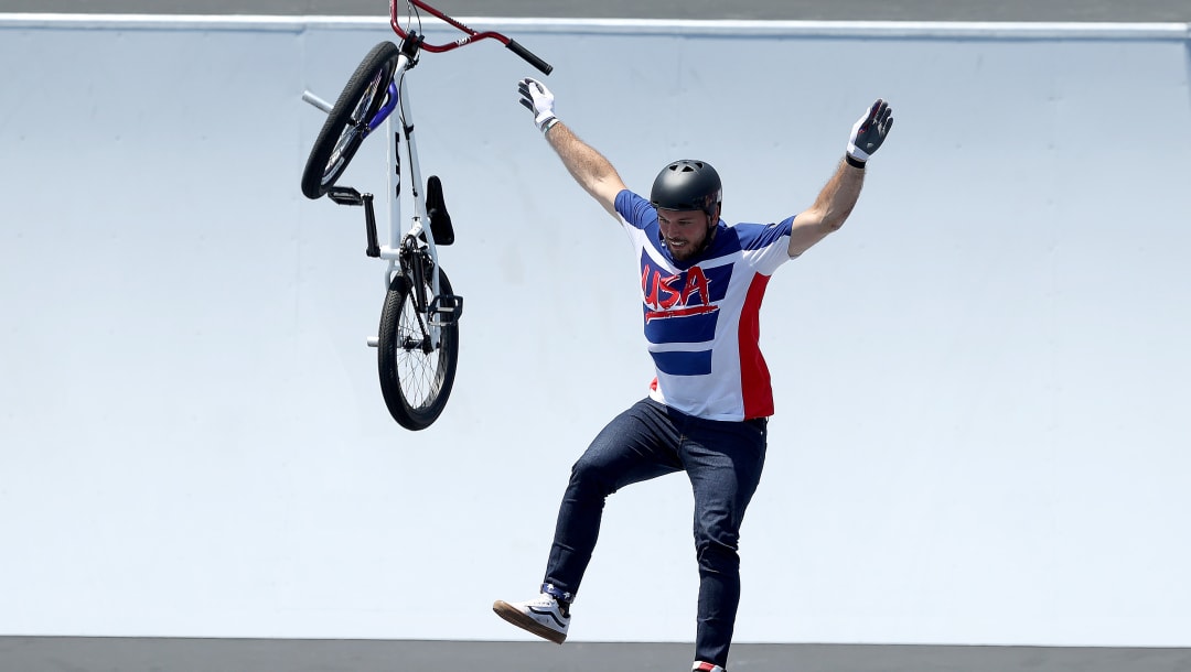 TOKIO, JAPÓN - 1 DE AGOSTO: Nick Bruce del equipo de Estados Unidos lanza su bicicleta durante la final de Men's Park, carrera 1 del BMX Freestyle en el día nueve de los Juegos Olímpicos de Tokio 2020 en Ariake Urban Sports Park el 1 de agosto de 2021 en Tokio. Japón.  (Foto de Jamie Squire / Getty Images)