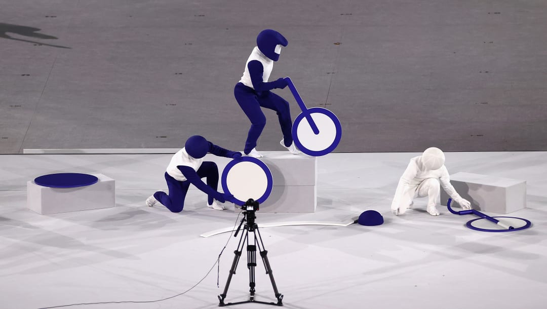 Artistas disfrazados de pictogramas se presentan en la Ceremonia de Apertura de Tokio 2020. (Imagen por Laurence Griffiths/Getty Images)