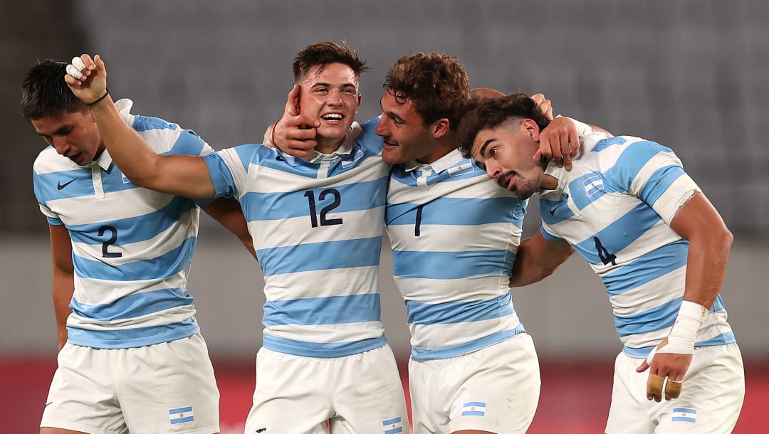 CHOFU, JAPÓN - 27 DE JULIO: Lucio Cinti, Marcos Moneta, Rodrigo Isgro e Ignacio Mendy celebran después de su victoria durante el partido de cuartos de final masculino de Rugby Sevens entre Sudáfrica y Argentina en el cuarto día de los Juegos Olímpicos de Tokio 2020 en el Estadio de Tokio en julio 27, 2021 en Chofu, Tokio, Japón.  (Foto de Dan Mullan / Getty Images)