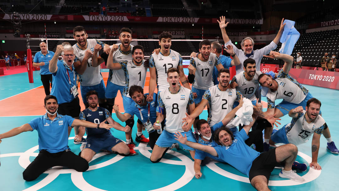 TOKIO, JAPÓN - 7 DE AGOSTO: El equipo de Argentina celebra después de derrotar al equipo de Brasil durante el partido por la medalla de bronce masculino en el día quince de los Juegos Olímpicos de Tokio 2020 en Ariake Arena el 7 de agosto de 2021 en Tokio, Japón.  (Foto de Toru Hanai / Getty Images)