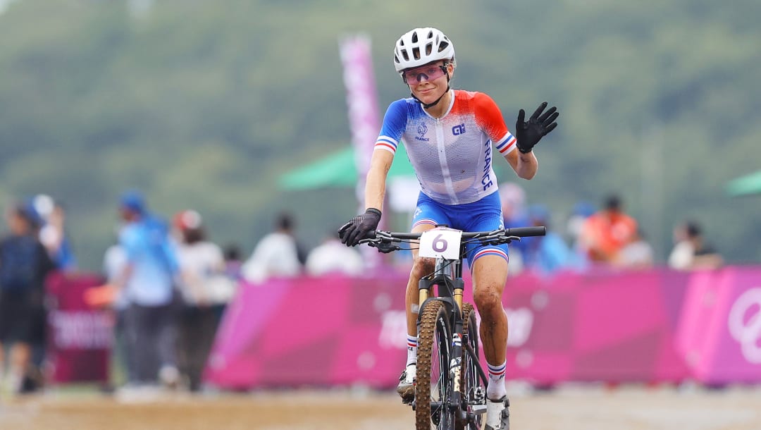 IZU, JAPÓN - 27 DE JULIO: Loana Lecomte del Team France cruza la línea de meta en la carrera de cross-country femenino en el cuarto día de los Juegos Olímpicos de Tokio 2020 en el Izu Mountain Bike Course el 27 de julio de 2021 en Izu, Shizuoka, Japón.  (Foto de Tim de Waele / Getty Images)