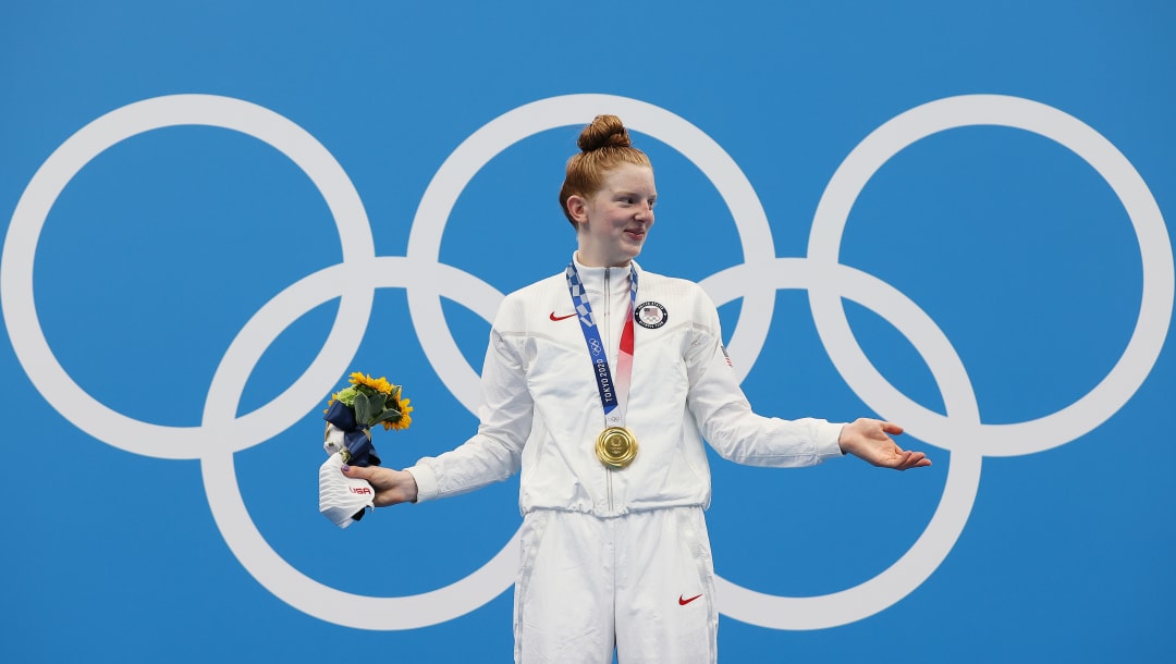 TOKIO, JAPÓN - 27 DE JULIO: Lydia Jacoby, del equipo de Estados Unidos, posa con la medalla de oro para la final femenina de 100 m braza en el cuarto día de los Juegos Olímpicos de Tokio 2020 en el Centro Acuático de Tokio el 27 de julio de 2021 en Tokio, Japón.  (Foto de Tom Pennington / Getty Images)