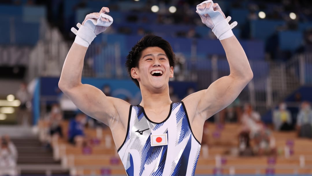 TOKIO, JAPÓN - 28 DE JULIO: Daiki Hashimoto del Equipo de Japón celebra la victoria en oro durante la final completa masculina en el quinto día de los Juegos Olímpicos de Tokio 2020 en el Centro de Gimnasia Ariake el 28 de julio de 2021 en Tokio, Japón.  (Foto de Laurence Griffiths / Getty Images)