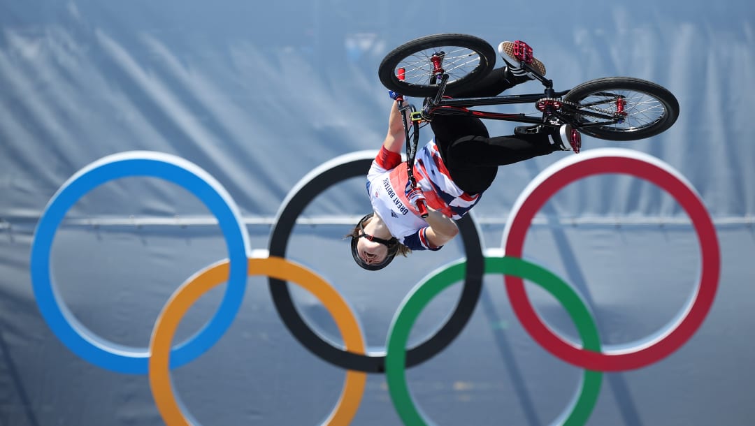 TOKIO, JAPÓN - 1 DE AGOSTO: Charlotte Worthington del equipo de Gran Bretaña compite durante la final del Women's Park, corre 2 del BMX Freestyle en el día nueve de los Juegos Olímpicos de Tokio 2020 en Ariake Urban Sports Park el 1 de agosto de 2021 en Tokio. Japón. (Foto de Jamie Squire / Getty Images)