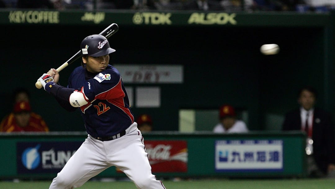 Tomoya Satozaki #22, de Japón, durante el World Baseball Classic de 2006. (Imagen por Junko Kimura/Getty Images)