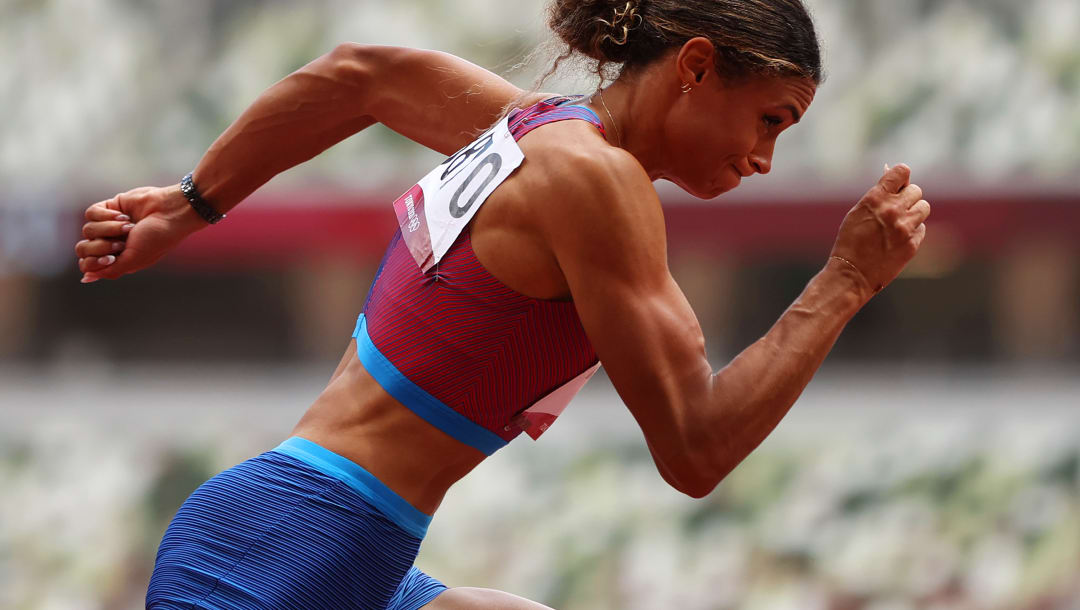 TOKIO, JAPÓN - 4 DE AGOSTO: Sydney McLaughlin del equipo de Estados Unidos compite en la final femenina de 400 m vallas el día doce de los Juegos Olímpicos de Tokio 2020 en el Estadio Olímpico el 4 de agosto de 2021 en Tokio, Japón.  (Foto de Cameron Spencer / Getty Images)