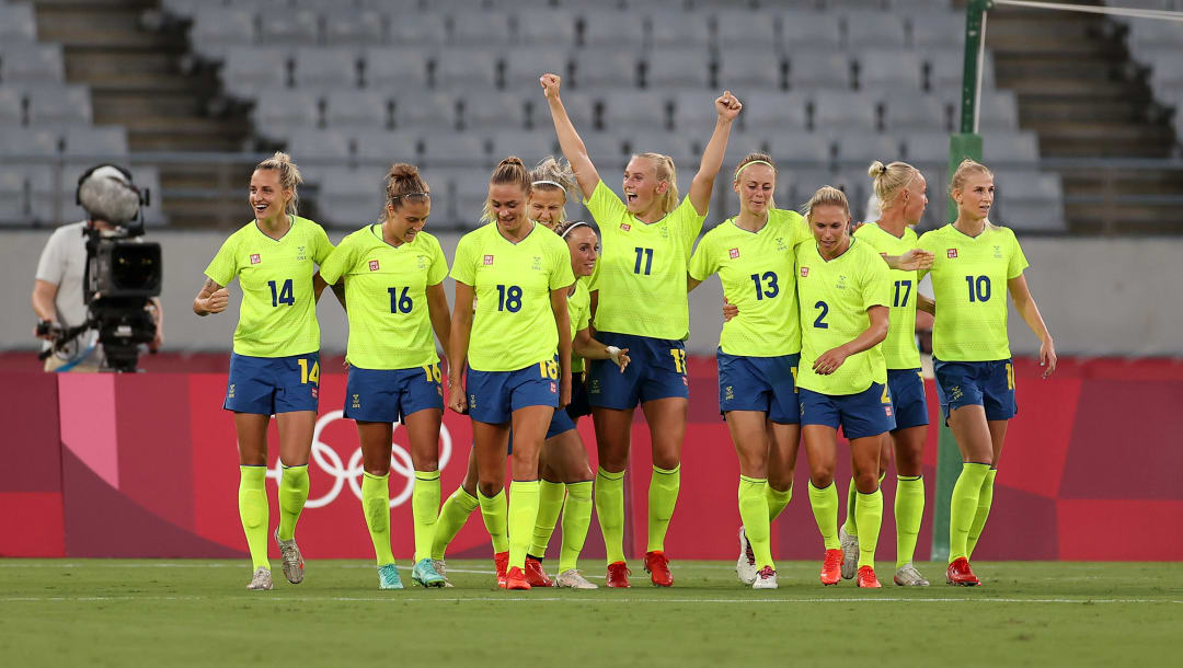 CHOFU, JAPÓN - 21 DE JULIO: Stina Blackstenius # 11 del equipo de Suecia celebra con sus compañeros de equipo después de anotar el segundo gol de su equipo durante el partido de primera ronda del Grupo G de mujeres entre Suecia y Estados Unidos durante los Juegos Olímpicos de Tokio 2020 en el Estadio de Tokio el 21 de julio. 2021 en Chofu, Tokio, Japón.  (Foto de Dan Mullan / Getty Images)