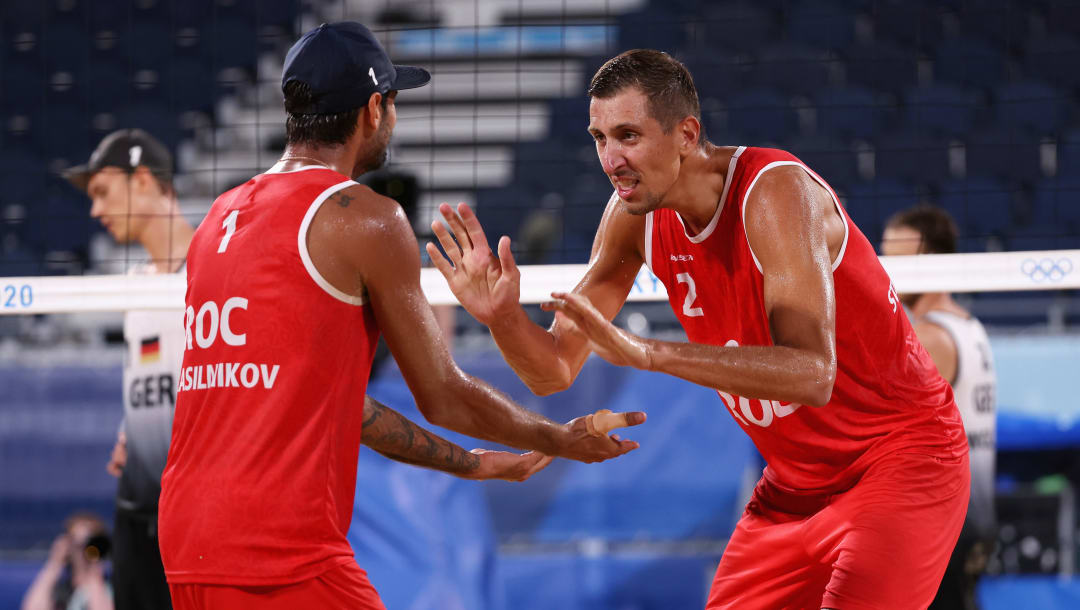 TOKIO, JAPÓN - 4 DE AGOSTO: Viacheslav Krasilnikov # 1 y Oleg Stoyanovskiy # 2 del equipo ROC reaccionan después de derrotar al equipo de Alemania durante el voleibol de playa de cuartos de final masculino el día doce de los Juegos Olímpicos de Tokio 2020 en el Parque Shiokaze el 4 de agosto de 2021 en Tokio, Japón.  (Foto de Sean M. Haffey / Getty Images)