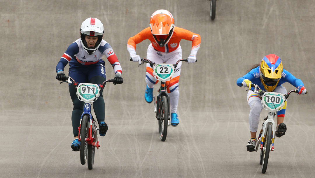 TOKIO, JAPÓN - 30 DE JULIO: Bethany Shriever del Team Great Britain cruza la línea de meta mientras celebra ganar una medalla de oro delante de Merel Smulders, medallista de bronce del Team Netherlands, y Mariana Pajon, del Team Colombia, medallista de plata durante la final femenina de BMX en el día siete de los Juegos Olímpicos de Tokio 2020 en Ariake Urban Sports Park el 30 de julio de 2021 en Tokio, Japón.  (Foto de Ezra Shaw / Getty Images)