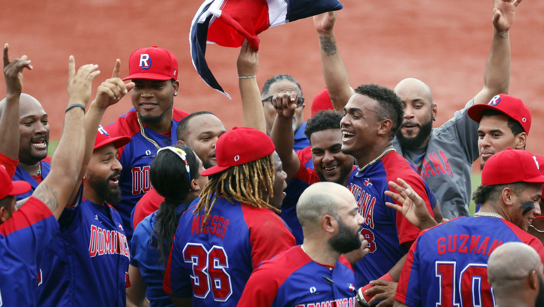 YOKOHAMA, JAPÓN - 7 DE AGOSTO: Los jugadores del equipo de República Dominicana celebran ganar el bronce después de su victoria por 10-6 en el juego por la medalla de bronce entre República Dominicana y República de Corea en el día quince de los Juegos Olímpicos de Tokio 2020 en el Estadio de Béisbol de Yokohama el 7 de agosto , 2021 en Yokohama, Kanagawa, Japón.  (Foto de Steph Chambers / Getty Images)