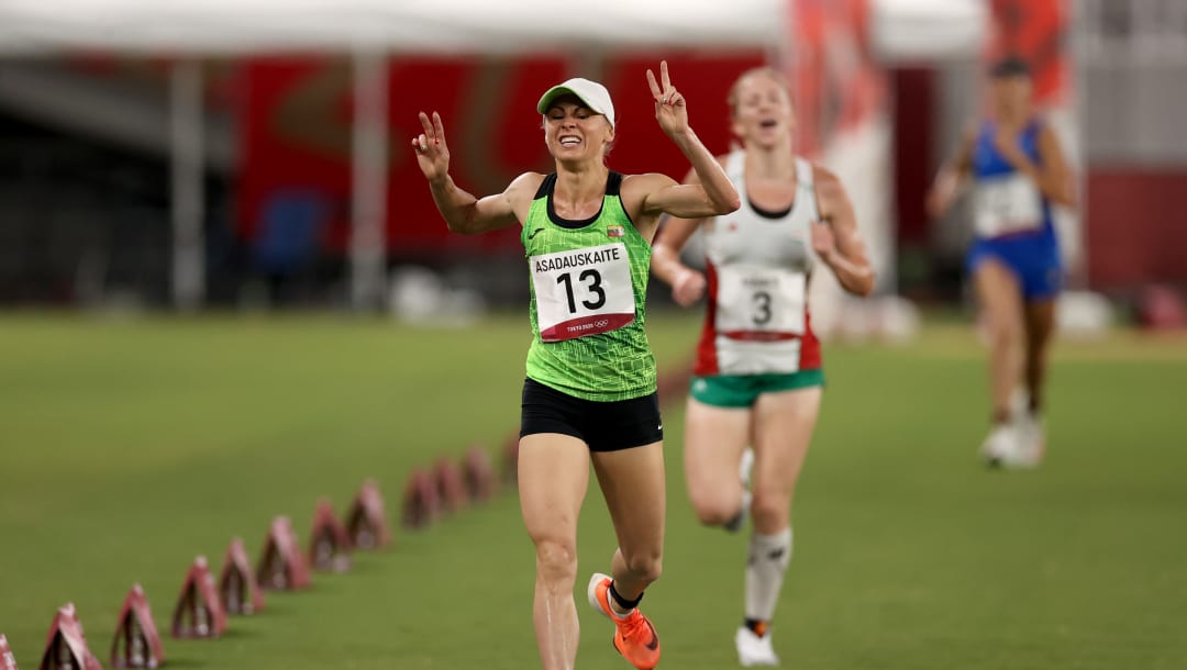 CHOFU, JAPÓN - 6 DE AGOSTO: Laura Asadauskaite del equipo de Lituania cruza la línea de meta para ganar la plata en el Laser Run durante el Pentatlón Moderno Femenino en el día catorce de los Juegos Olímpicos de Tokio 2020 en el Estadio de Tokio el 6 de agosto de 2021 en Chofu, Japón.  (Foto de Dan Mullan / Getty Images)