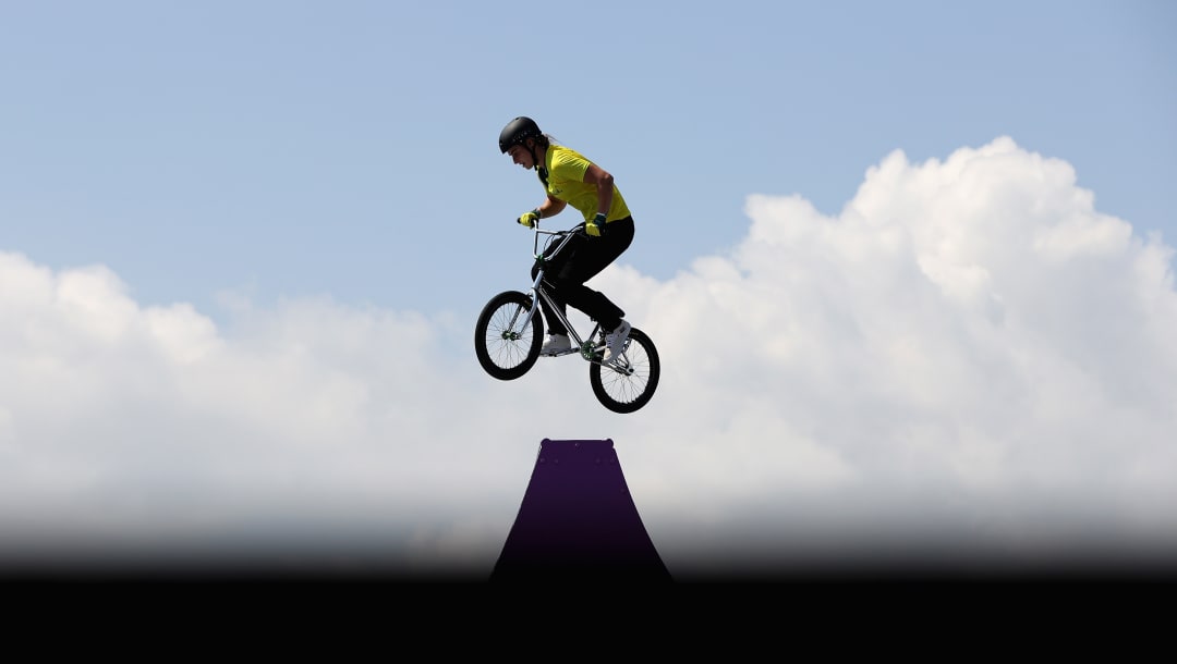 TOKIO, JAPÓN - 28 DE JULIO: Natalya Diehm del equipo Australia monta durante una sesión de entrenamiento para el ciclismo BMX Freestyle en Ariake Urban Sports Park antes de los Juegos Olímpicos de Tokio el 28 de julio de 2021 en Tokio, Japón.  (Foto de Cameron Spencer / Getty Images)