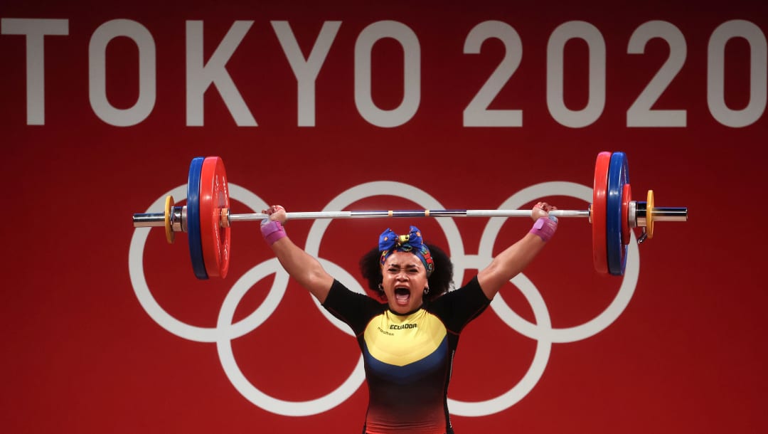 TOKIO, JAPÓN - 1 DE AGOSTO: Neisi Patricia Dajomes Barrera del equipo de Ecuador compite durante el levantamiento de pesas - Grupo A de 76 kg de mujeres en el día nueve de los Juegos Olímpicos de Tokio 2020 en el Foro Internacional de Tokio el 1 de agosto de 2021 en Tokio, Japón.  (Foto de Chris Graythen / Getty Images)