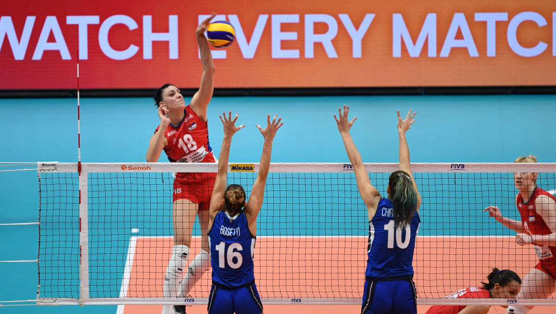 Tijana Boskovic de Serbia remata durante la final del Campeonato Mundial Femenino FIVB 2018 contra Italia en el Yokohama Arena (Foto de Takashi Aoyama / Getty Images)