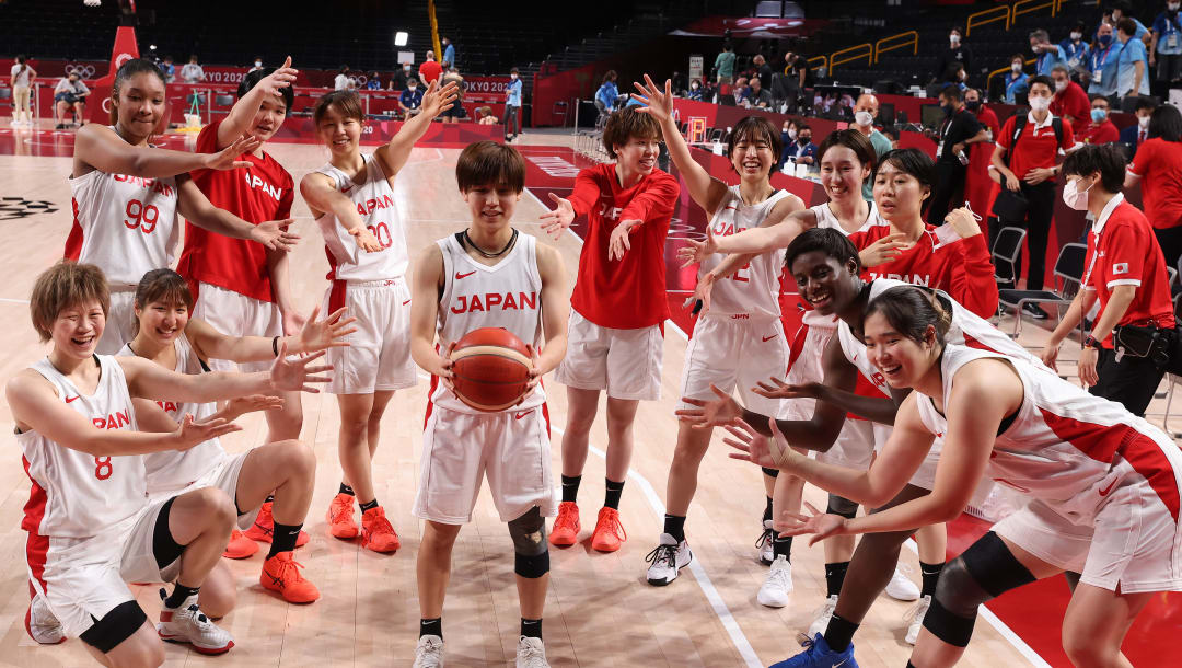 SAITAMA, JAPÓN - 6 DE AGOSTO: El equipo de Japón honra a Rui Machida # 13 después de que rompió el récord de asistencia de todos los tiempos de Japón en un juego de semifinales de baloncesto femenino entre el equipo de Japón y el equipo de Francia el día catorce de los Juegos Olímpicos de Tokio 2020 en Saitama Super Arena en agosto 06, 2021 en Saitama, Japón.  (Foto de Gregory Shamus / Getty Images)