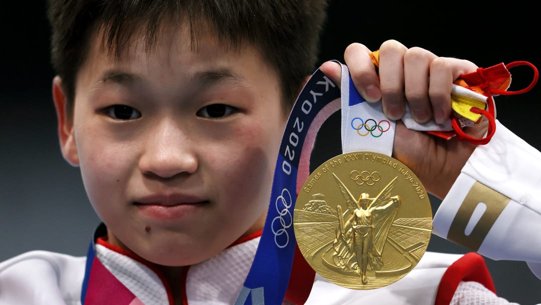 TOKIO, JAPÓN - 5 DE AGOSTO: El medallista de oro Hongchan Quan del Equipo China celebra durante la ceremonia de entrega de medallas para la Final de la Plataforma Femenina de 10 metros el día trece de los Juegos Olímpicos de Tokio 2020 en el Centro Acuático de Tokio el 5 de agosto de 2021 en Tokio, Japón.  (Foto de Tom Pennington / Getty Images)