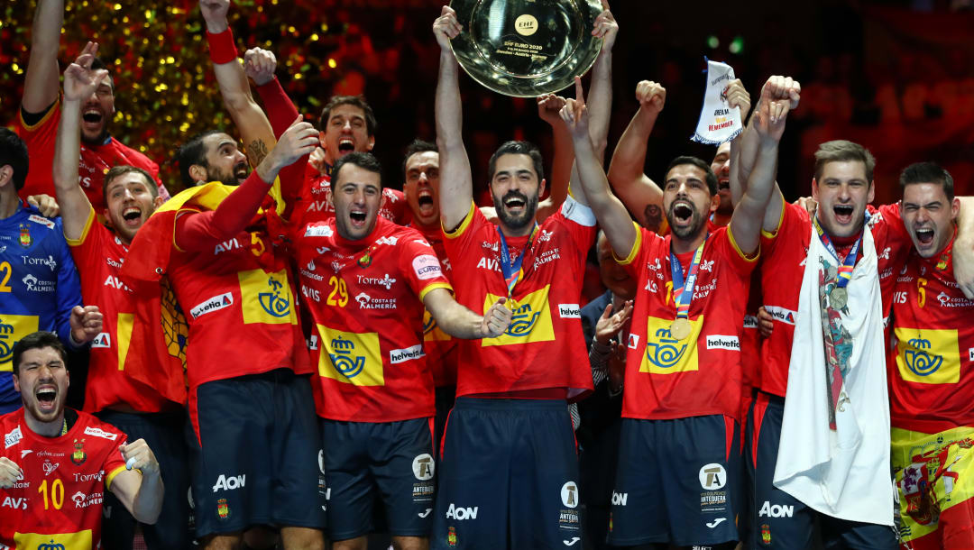 Raúl Entrerríos, capitán de España, levanta el trofeo que acredita a España como campeona del Campeonato de Europa de balonmano masculino en 2020. (Imagen por Martin Rose/Bongarts/Getty Images )