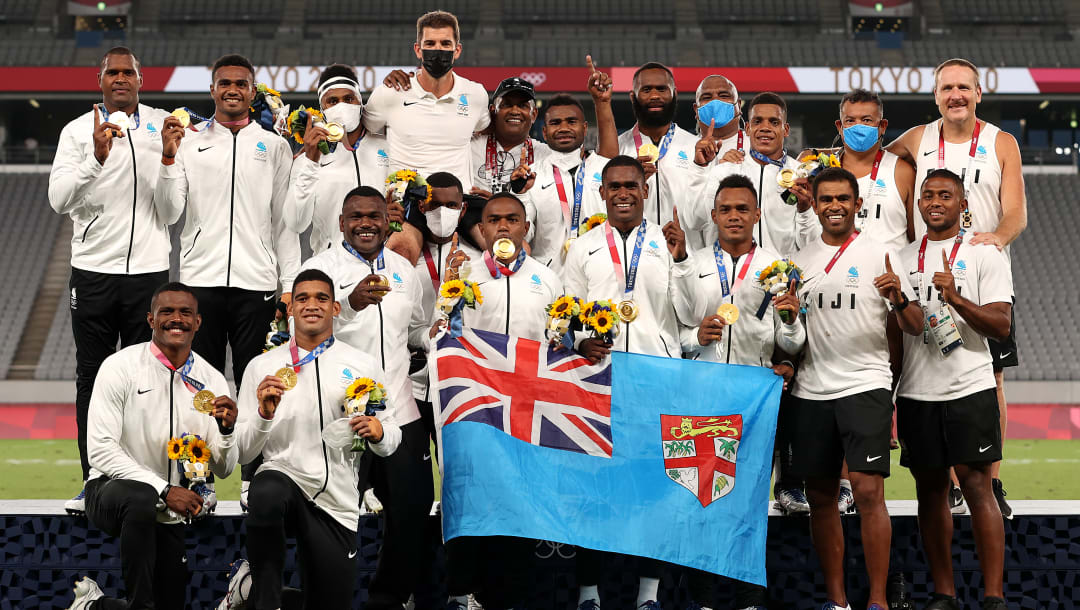 CHOFU, JAPÓN - 28 DE JULIO: El equipo Fiji posa con sus medallas de oro después de ganar el partido por la medalla de oro masculina de Rugby Sevens entre Nueva Zelanda y Fiji en el quinto día de los Juegos Olímpicos de Tokio 2020 en el Estadio de Tokio el 28 de julio de 2021 en Chofu, Tokio. Japón.  (Foto de Dan Mullan / Getty Images)