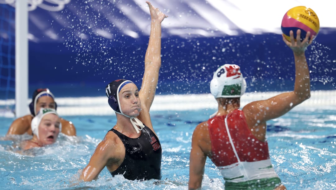 TOKIO, JAPÓN - 28 DE JULIO: Makenzie Fischer del equipo de Estados Unidos se defiende contra Rita Keszthelyi del equipo de Hungría durante el partido del Grupo B de la Ronda Preliminar de Mujeres entre Hungría y los Estados Unidos en el día cinco de los Juegos Olímpicos de Tokio 2020 en el Centro de Waterpolo Tatsumi en julio 28 de octubre de 2021 en Tokio, Japón.  (Foto de Al Bello / 2021 Getty Images)