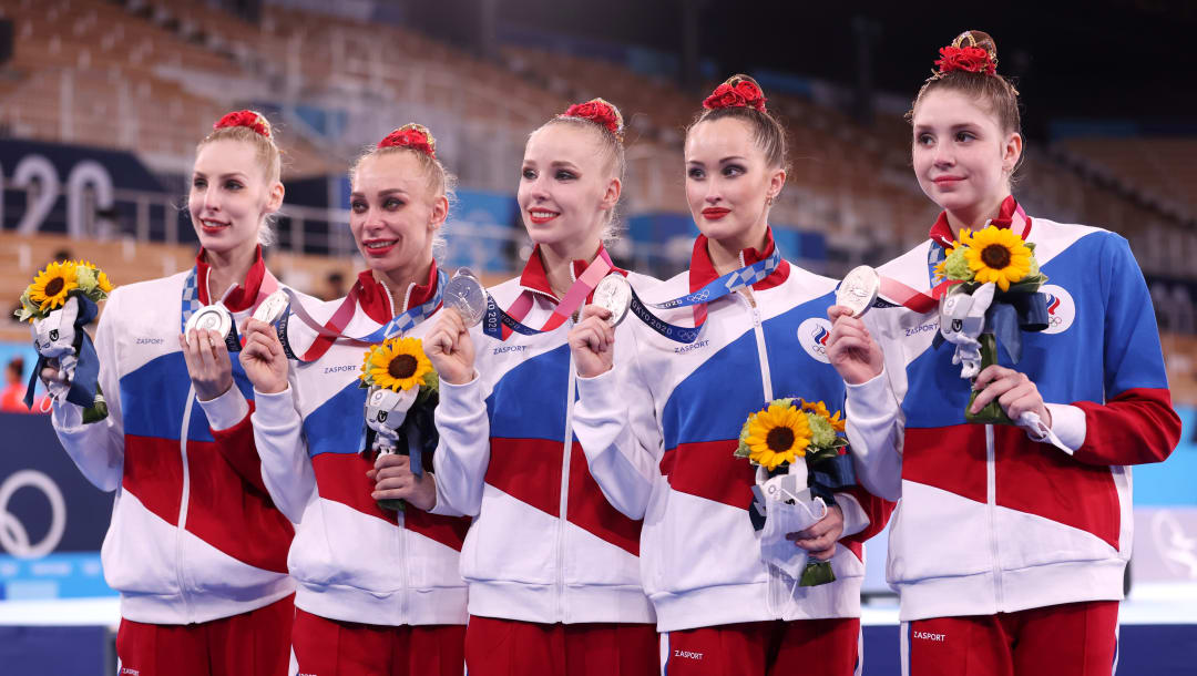 TOKIO, JAPÓN - 8 DE AGOSTO: Los medallistas de plata Team ROC posan después de la final general del grupo en el Centro de Gimnasia Ariake el 8 de agosto de 2021 en Tokio, Japón.  (Foto de Jamie Squire / Getty Images)