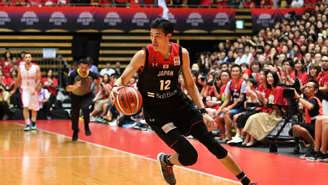 Yuta Watanabe #12, de Japón, durante el clasificatorio a la Copa de Asia de la FIBA. (Imagen por Takashi Aoyama/Getty Images)