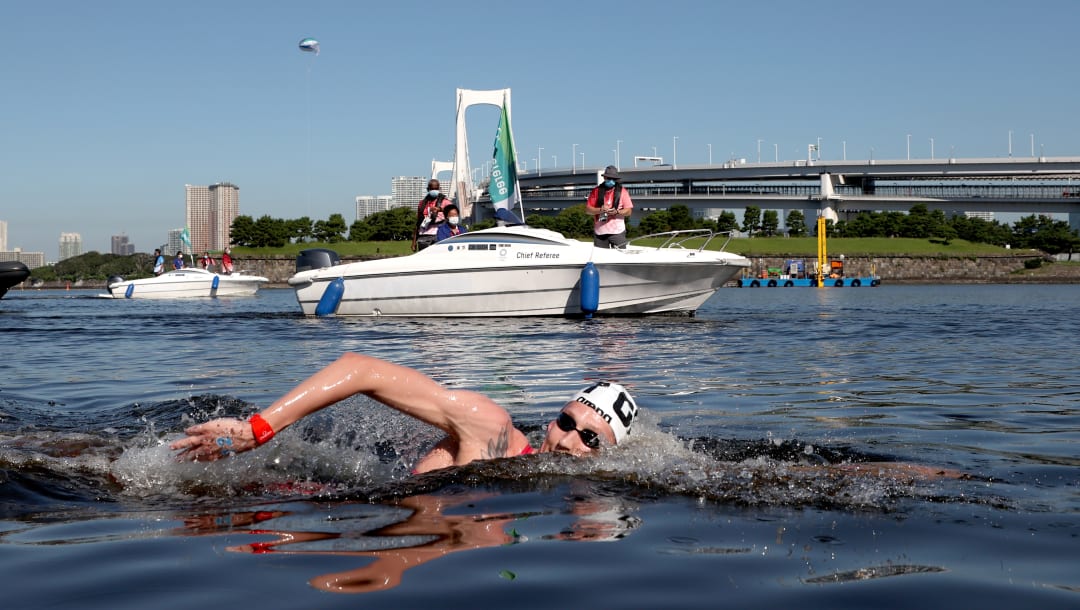 TOKIO, JAPÓN - 5 DE AGOSTO: Florian Wellbrock del equipo de Alemania compite durante el maratón masculino de natación de 10 km en el día trece de los Juegos Olímpicos de Tokio 2020 en el Parque Marino de Odaiba el 5 de agosto de 2021 en Tokio, Japón.  (Foto de Al Bello / Getty Images)