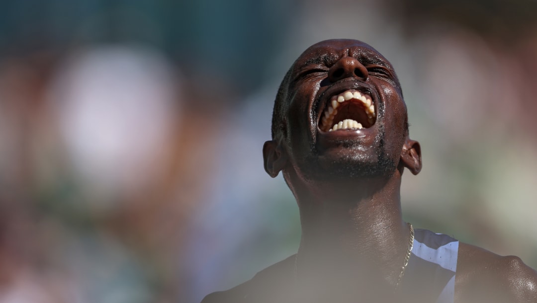 EUGENE, OREGON - 27 DE JUNIO: Paul Chelimo reacciona después de ganar la carrera de 5,000 metros masculinos durante el día diez de las pruebas del equipo de atletismo olímpico de EE. UU. 2020 en Hayward Field el 27 de junio de 2021 en Eugene, Oregon.  (Foto de Patrick Smith / Getty Images)