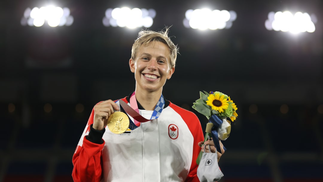 TOKIO, JAPÓN - 6 DE AGOSTO: La medallista de oro Quinn # 5 del equipo de Canadá reacciona con su medalla de oro después de convertirse en la primera atleta abiertamente transgénero en ganar el oro olímpico durante el partido de fútbol femenino por la medalla de oro entre Canadá y Suecia en el Estadio Internacional de Yokohama el 6 de agosto , 2021 en Yokohama, Kanagawa, Japón.  (Foto de Naomi Baker / Getty Images)