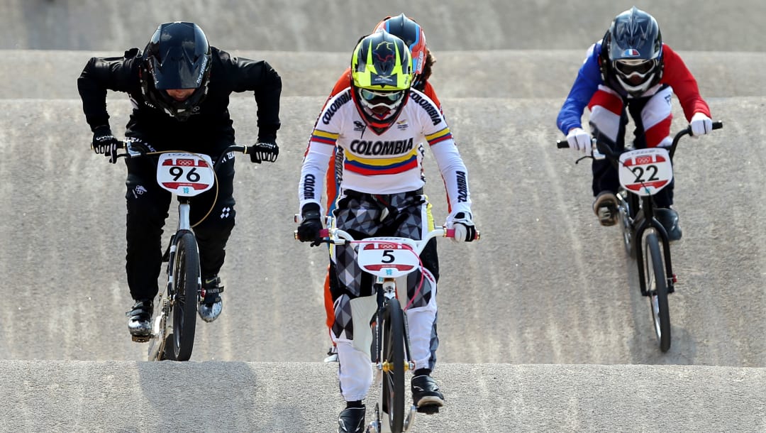 Mariana Pajón (C), de Colombia, en la final de BMX racing en los Juegos Olímpicos de Londres 2012.  (Imagen por Clive Brunskill/Getty Images)