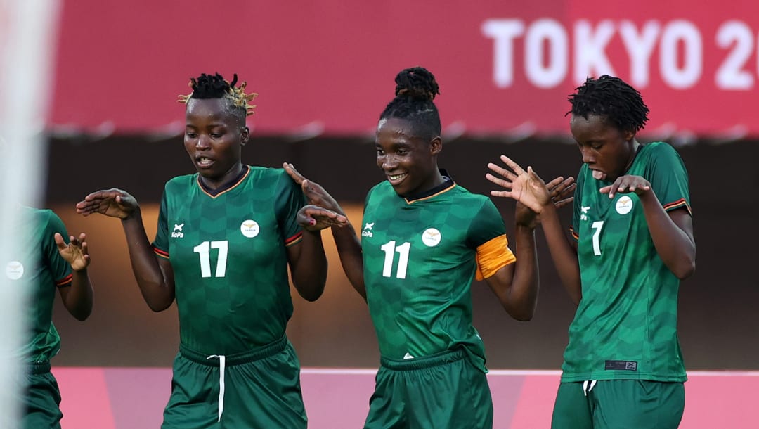 RIFU, MIYAGI, JAPÓN - 24 DE JULIO: Babra Banda # 11 del equipo de Zambia celebra con Racheal Kundananji # 17 y Ochumba Lubandji # 7 después de anotar el cuarto gol de su lado durante la primera ronda de mujeres del Grupo F partido entre China y Zambia en el primer día de la Juegos Olímpicos de Tokio 2020 en el Estadio Miyagi el 24 de julio de 2021 en Rifu, Miyagi, Japón.  (Foto de Koki Nagahama / Getty Images)