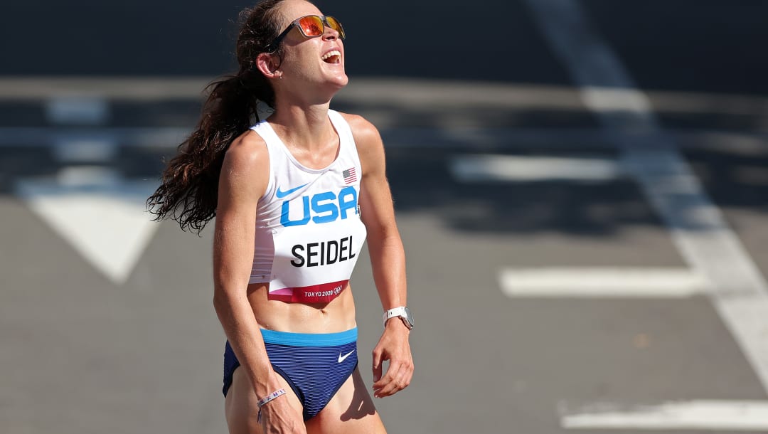 SAPPORO, JAPÓN - 7 DE AGOSTO: Molly Seidel del equipo de Estados Unidos reacciona después de ganar la medalla de bronce en la final del maratón femenino el día quince de los Juegos Olímpicos de Tokio 2020 en Sapporo Odori Park el 7 de agosto de 2021 en Sapporo, Japón.  (Foto de Lintao Zhang / Getty Images)