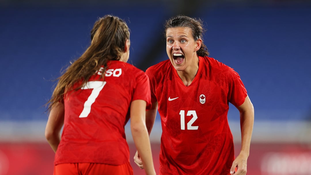 YOKOHAMA, JAPÓN - 6 DE AGOSTO: Christine Sinclair # 12 del Team Canada celebra con Julia Grosso # 7 tras la victoria de su equipo en la tanda de penales en el Partido por la Medalla de Oro Femenina entre Canadá y Suecia en el día catorce de los Juegos Olímpicos de Tokio 2020 en International Stadium Yokohama el 06 de agosto de 2021 en Yokohama, Kanagawa, Japón.  (Foto de Francois Nel / Getty Images)