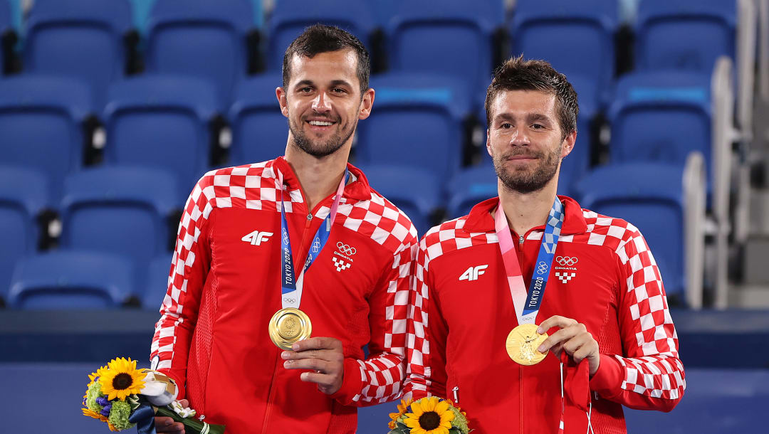 TOKIO, JAPÓN - 30 DE JULIO: (LR) Los medallistas de oro Mate Pavic del equipo de Croacia y Nikola Mektic del equipo de Croacia posan con sus medallas de oro para dobles masculinos de tenis en el día siete de los Juegos Olímpicos de Tokio 2020 en Ariake Tennis Park el 30 de julio de 2021 en Tokio, Japón.  (Foto de Clive Brunskill / Getty Images)