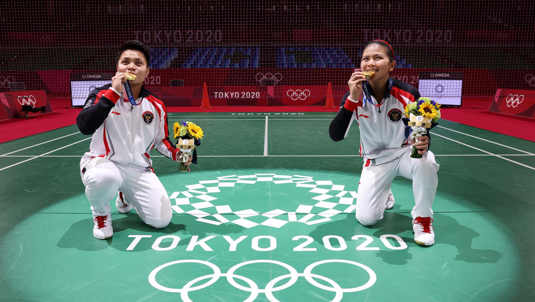 CHOFU, JAPÓN - 02 DE AGOSTO: Las medallistas de oro Greysia Polii (derecha) y Apriyani Rahayu del Equipo Indonesia posan para una foto en la cancha de bádminton el día diez de los Juegos Olímpicos de Tokio 2020 en Musashino Forest Sport Plaza el 02 de agosto de 2021 en Chofu, Tokio , Japón.  (Foto de Lintao Zhang / Getty Images)