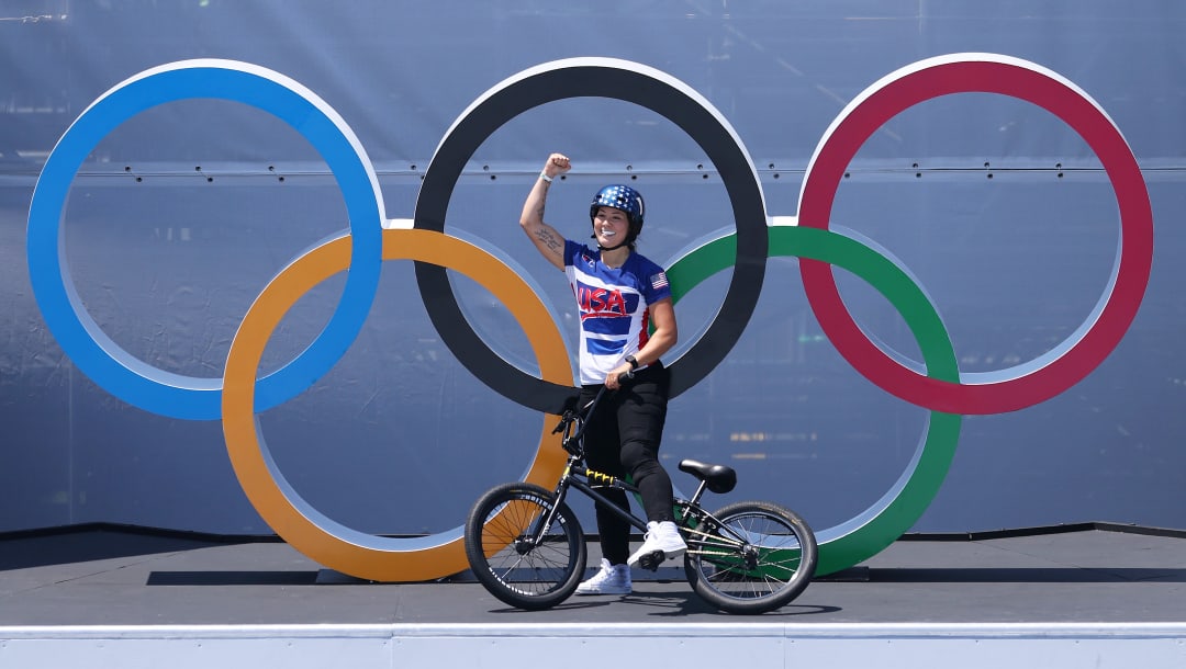 TOKIO, JAPÓN - 1 DE AGOSTO: Perris Benegas del equipo de Estados Unidos hace un gesto a la multitud después de su segunda carrera durante la final del Women's Park del BMX Freestyle en el día nueve de los Juegos Olímpicos de Tokio 2020 en Ariake Urban Sports Park el 1 de agosto de 2021 en Tokio, Japón.  (Foto de Jamie Squire / Getty Images)