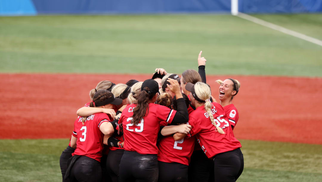 YOKOHAMA, JAPÓN - 27 DE JULIO: El equipo de Canadá celebra después de derrotar al equipo de México 3-2 en el juego de sóftbol por la medalla de bronce femenino entre el equipo de México y el equipo de Canadá en el cuarto día de los Juegos Olímpicos de Tokio 2020 en el estadio de béisbol de Yokohama el 27 de julio de 2021 en Yokohama. , Kanagawa, Japón.  (Foto de Yuichi Masuda / Getty Images)