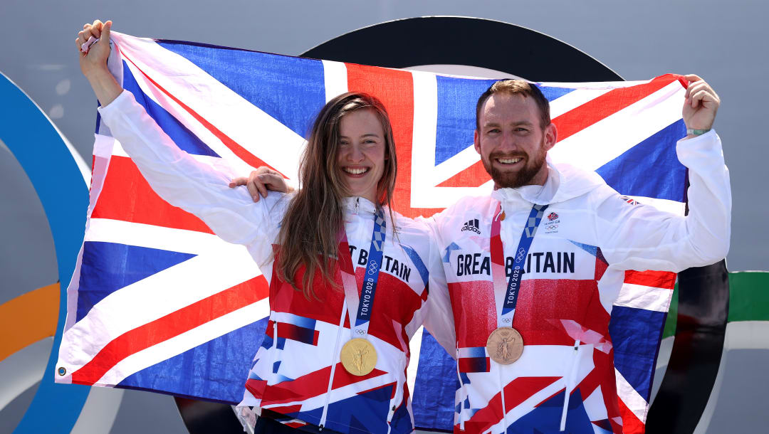 TOKIO, JAPÓN - 1 DE AGOSTO: La medallista de oro Charlotte Worthington y el medallista de bronce Declan Brooks del equipo de Gran Bretaña posan para una foto juntos después del BMX Freestyle en el día nueve de los Juegos Olímpicos de Tokio 2020 en Ariake Urban Sports Park el 1 de agosto de 2021 en Tokio , Japón. (Foto de Ezra Shaw / Getty Images)