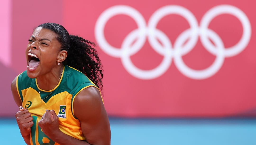 TOKIO, JAPÓN - 4 DE AGOSTO: Fernanda Rodrigues # 16 del equipo Brasil reacciona contra el equipo ROC durante los cuartos de final femeninos de voleibol en el día doce de los Juegos Olímpicos de Tokio 2020 en Ariake Arena el 4 de agosto de 2021 en Tokio, Japón.  (Foto de Toru Hanai / Getty Images)