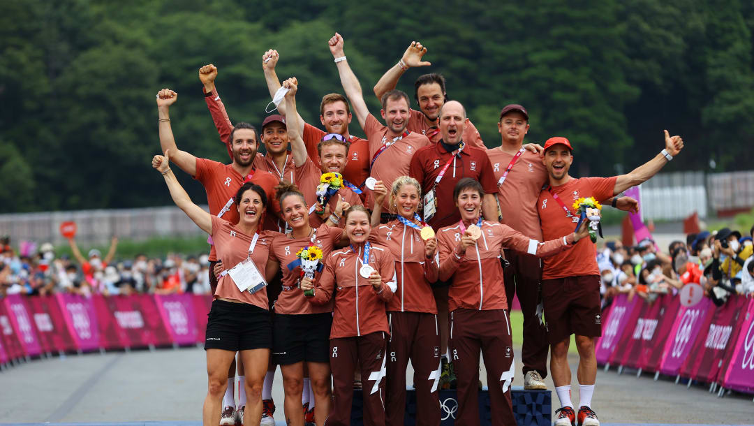 IZU, JAPÓN - 27 DE JULIO: (LR) El medallista de plata Mathias Flueckiger, la medallista de plata Sina Frei, la medallista de oro Jolanda Neff y la medallista de bronce Linda Indergand, posan en el podio con todo el equipo de Suiza durante la ceremonia de entrega de medallas en la carrera de cross-country femenino en el cuarto día de los Juegos Olímpicos de Tokio 2020 en Izu Mountain Bike Course el 27 de julio de 2021 en Izu, Shizuoka, Japón.  (Foto de Tim de Waele / Getty Images)