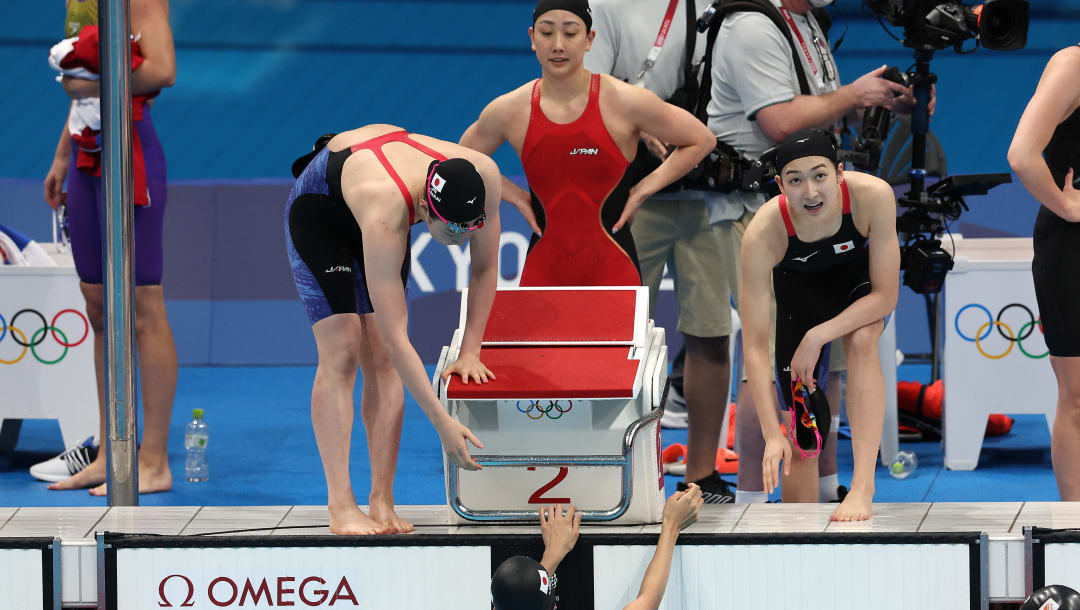 TOKIO, JAPÓN - 24 DE JULIO: Chihiro Igarashi, Rikako Ikee, Natsumi Sakai y Rika Omoto del equipo de Japón celebran después de quedar quintos en la serie de dos relevos de estilo libre de 4 x 100 m para mujeres en el primer día de los Juegos Olímpicos de Tokio 2020 en el Centro Acuático de Tokio el 24 de julio de 2021 en Tokio, Japón.  (Foto de Tom Pennington / Getty Images)