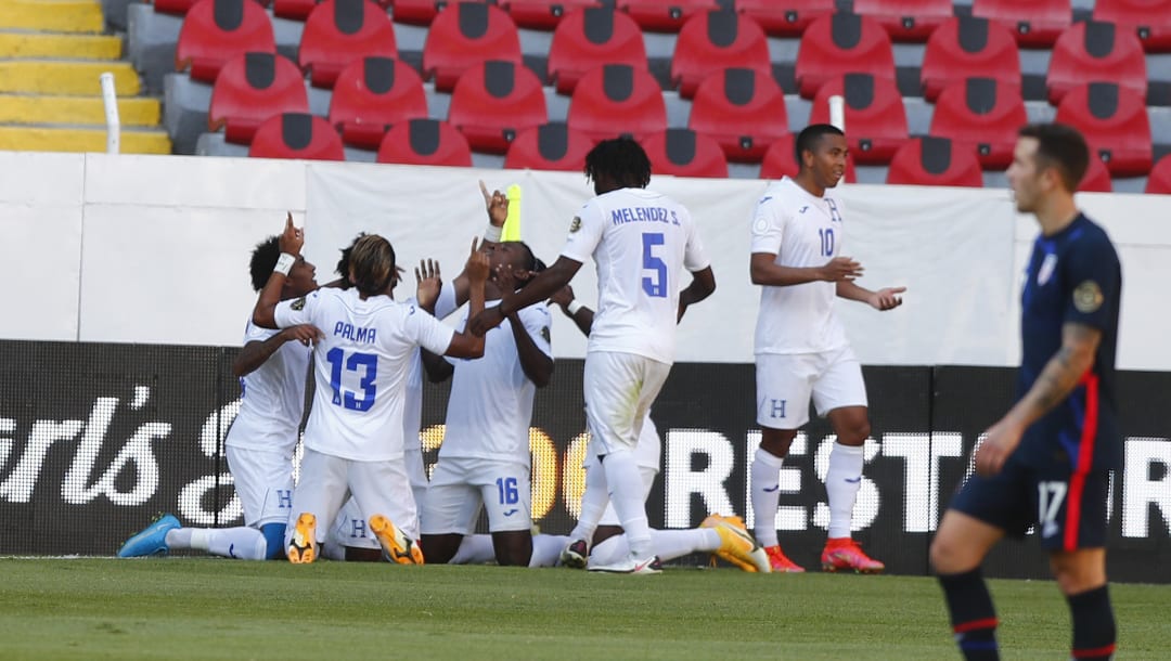 La selección de Honduras celebra el primer gol en semifinales del Preolímpico de la Concacaf ante Estados Unidos el 28 de marzo de 2021 en Guadalajara, México.