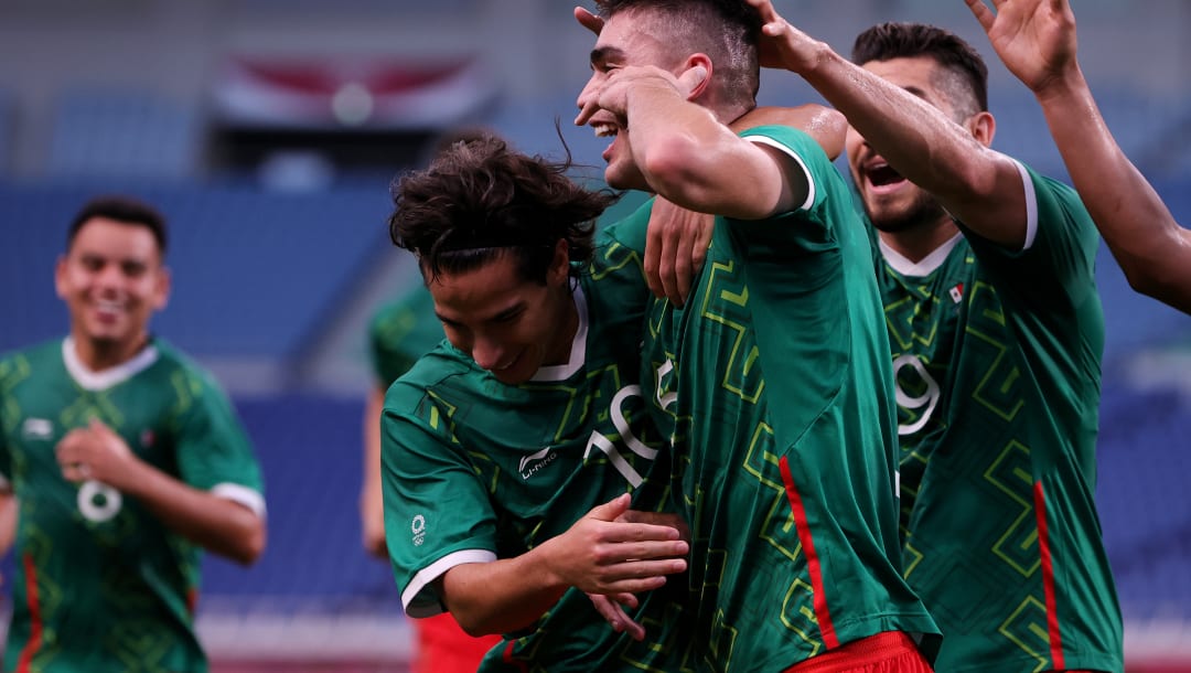 SAITAMA, JAPÓN - 6 DE AGOSTO: Johan Vasquez # 5 del Equipo México celebra con Diego Lainez # 10 después de anotar el segundo gol de su equipo durante el Partido por la Medalla de Bronce Masculina entre México y Japón el día catorce de los Juegos Olímpicos de Tokio 2020 en el Estadio Saitama en agosto 06, 2021 en Saitama, Tokio, Japón.  (Foto de Koki Nagahama / Getty Images)