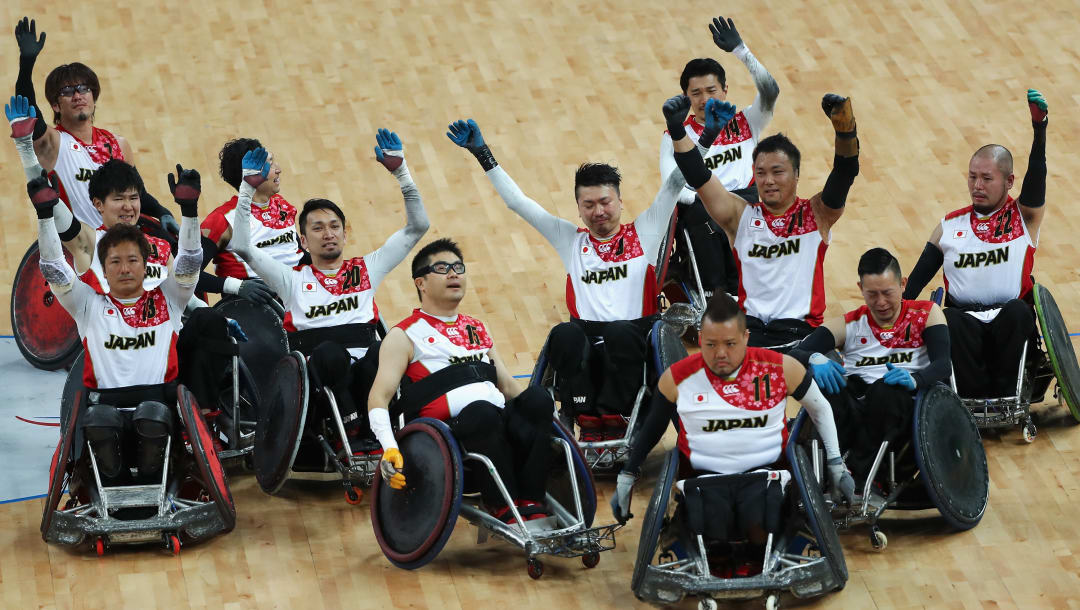 El equipo de Japón celebra tras ganar el bronce en rugby con silla de ruedas masculino en los Juegos Paralímpicos de Río 2016. (Foto por Buda Mendes/Getty Images)