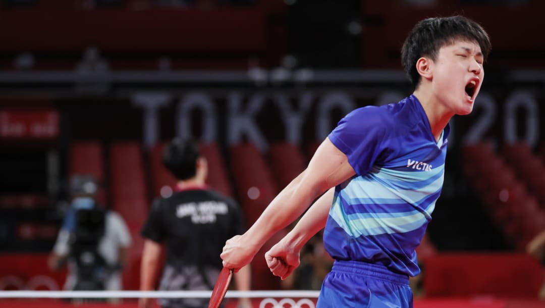 TOKIO, JAPÓN - 6 DE AGOSTO: Harimoto Tomokazu (L) del equipo de Japón reacciona durante su partido de tenis de mesa por la medalla de bronce del equipo masculino en el día catorce de los Juegos Olímpicos de Tokio 2020 en el Gimnasio Metropolitano de Tokio el 6 de agosto de 2021 en Tokio, Japón.  (Foto de Steph Chambers / Getty Images)